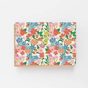 Cartão em branco de creme de flores de verão