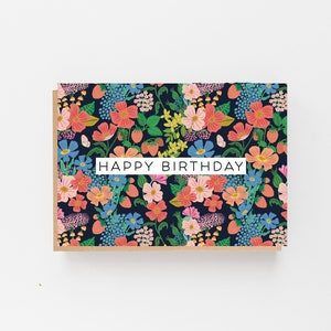 Vier de verjaardag van een speciaal iemand met onze prachtige zomerbloemen zwarte verjaardagskaart! Gelukkige verjaardag zomerbloemen zwarte kaart