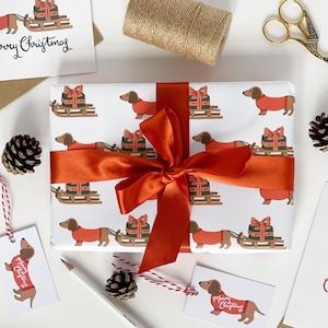 Set di carta da regalo riciclabile con bassotto e slitta di Natale - Carta da regalo ecologica e cartellini ROSSI