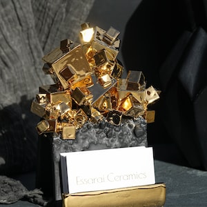 22kt Gold Pyrit Visitenkartenhalter | Handgemachter Visitenkartenhalter aus Keramik für ein einzigartiges und künstlerisches Schreibtisch-Accessoire