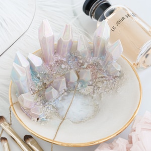 Plato de cristal de prisma aura hecho a mano: soporte de cerámica para joyas (15 cm)