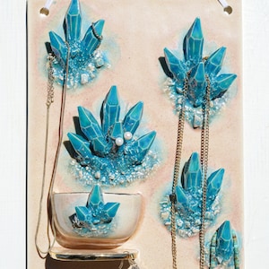 Présentoir à bijoux suspendu en cristal 12 x 9 po CHOISISSEZ VOTRE COULEUR Présentoir à bijoux mural en cristal fait main en céramique Aura Turquoise