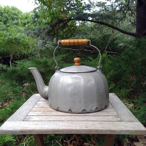 Vintage X LARGE Cast Aluminum KETTLE WOOD Handle Knob Flower Design On Lid Panelled Rustic Cottage Decor Rare www.etsy.com/shop/K1VINTAGE