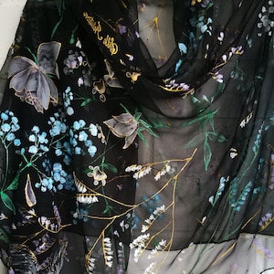 Hand bemalt schwarze Seide Chiffon Schal - Meer Lavendel und Babys Atem Blumen Schal-Floral schwarz gold weiß wickeln -Limonium Gypsophila rose