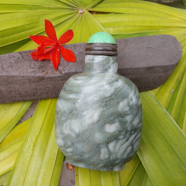 Green Agate Stone Snuff Bottle - Beautiful Carved Chinese Bottle - Excellent Condition