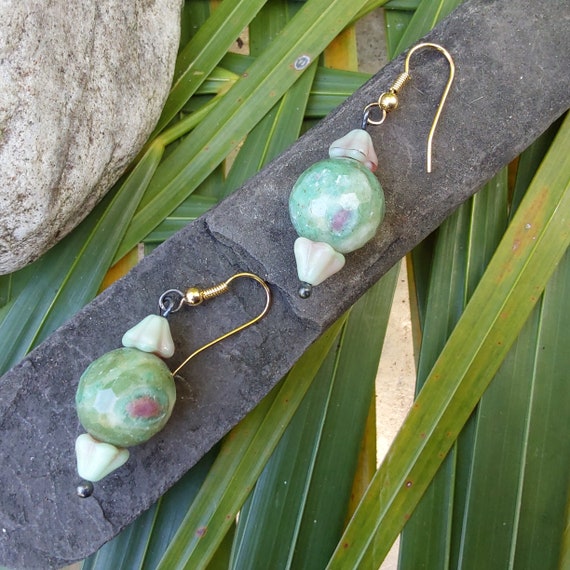 Gold Tone Wire Green Bead Earrings - Dangle Earri… - image 4
