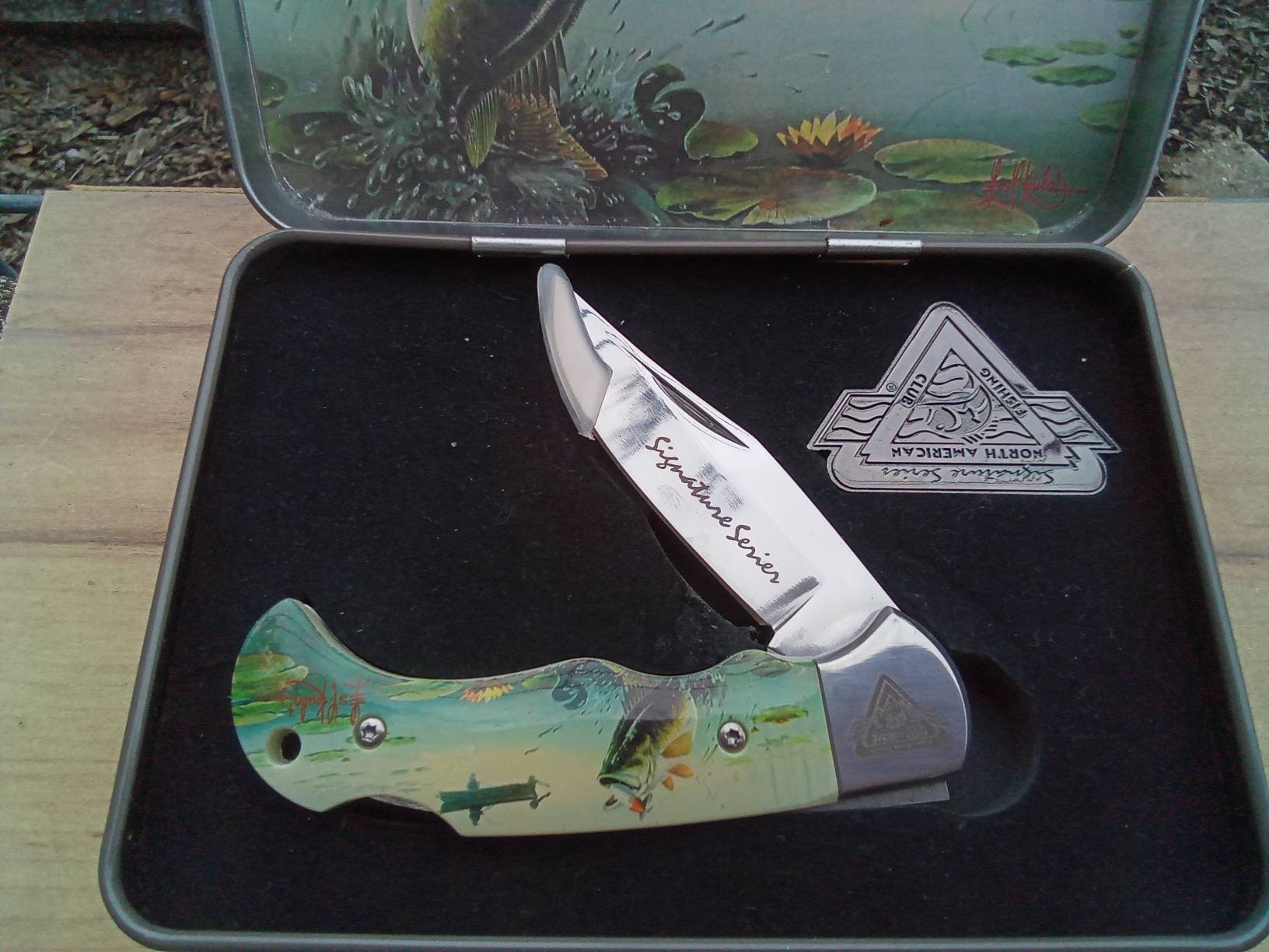 North American Fishing Club Signature Series Pocket Knife Folding Knives  Unused With Original Tin Box Excellent Condition 