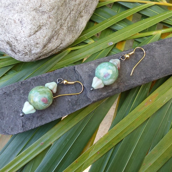 Gold Tone Wire Green Bead Earrings - Dangle Earri… - image 3