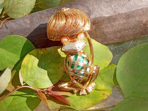 Beautiful Sitting Frog Brooch - Gold Frog Pin wit… - image 2