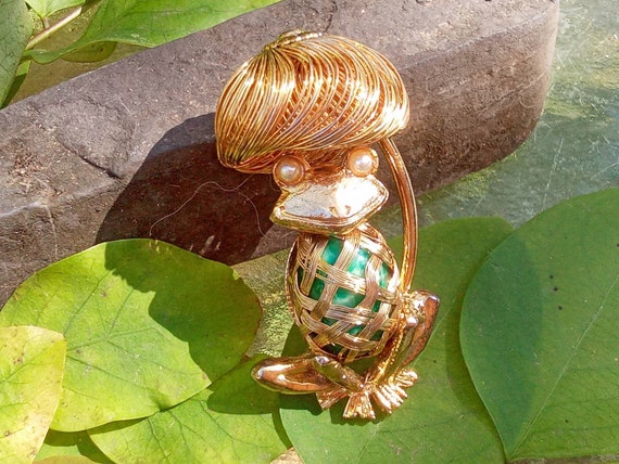 Beautiful Sitting Frog Brooch - Gold Frog Pin wit… - image 1