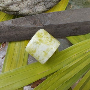 Archer&#39;s Ring - Chinese Stone Thumb Ring - Beautiful Jade Colored Stone - Excellent Condition