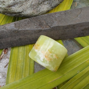 Archer&#39;s Ring - Chinese Stone Thumb Ring - Beautiful Jade Colored Stone - Excellent Condition