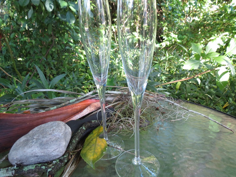 Pair of Wine Glasses Fine Quality Champagne Flutes Beautiful Stemmed Glasses
