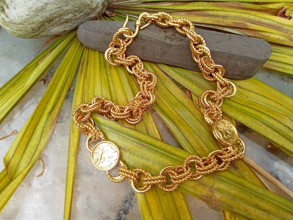 Big Heavy Gold Tone Costume Jewelry Necklace - Be… - image 4