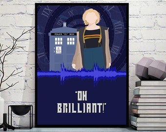Puede incluir: Una ilustración azul y blanca del TARDIS de Doctor Who con un gráfico de onda sonora azul y el texto "OH BRILLIANT!" en blanco. El Doctor, una mujer con cabello rubio, está de pie frente al TARDIS.