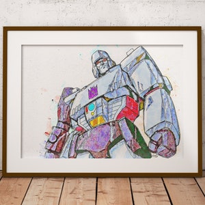 Pode incluir: Uma pintura de aquarela de um robô com um peito roxo e azul e um corpo cinza. O robô tem uma cabeça grande com uma coroa roxa e um rosto azul. O robô está em uma pose dinâmica com os braços estendidos.