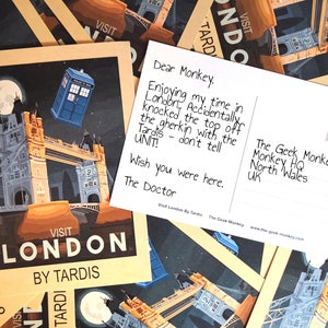 Cartolina personalizzata "London By Tardis" in stile minimalista, con tema cult televisivo, stile vintage da viaggio - Regalo per appassionati di fantascienza e regalo di Natale