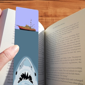 Marcapáginas de la película de terror clásica Tiburón, hecho a mano, con impresión artística minimalista: un gran regalo geek. Tiburón cumple 50 años.