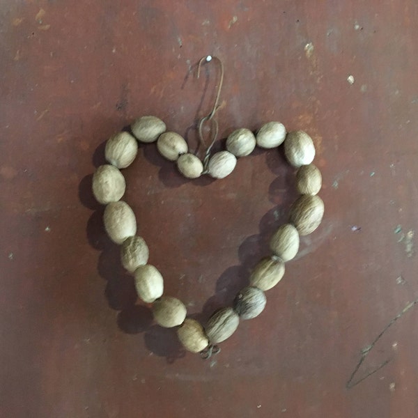 Primitive Valentine Nutmeg Heart Wreath/Ornament