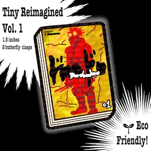Puede incluir: Una tarjeta rectangular con el texto "Tiny Reimagined Vol. 1" y "1.5 inches" (aproximadamente 3,8 cm). La tarjeta presenta una figura roja y las palabras "Do not copy". El diseño incluye "2 butterfly clasps" y un logo "Eco Friendly!"