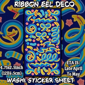 Op de afbeelding: Washi-stickervel met een blauwe achtergrond en kleurrijke lintaalontwerpen. Het vel meet 12x6,5 cm. De tekst "RIBBON EEL DECO" en "WASHI STICKER SHEET" staan bovenaan en onderaan. De ETA is eind april tot mei.