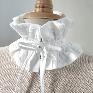 Removable collar and cuffs in embroidered cotton