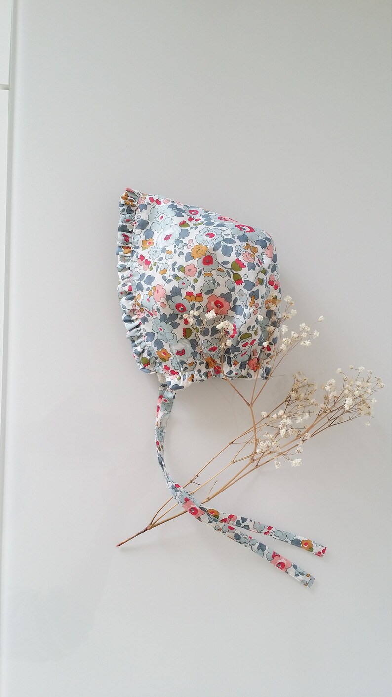 Reversible and adjustable beguin in Liberty and organic cotton