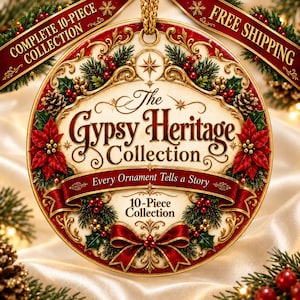 Op de afbeelding: Een ronde, crèmekleurige kerstornament met de tekst The Gypsy Heritage Collection en Every Ornament Tells a Story. Het ontwerp bevat rode kerststerren, groene dennentakken, dennenappels en een rode strik.