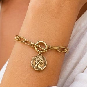 Paperclip Chain Toggle Bracelet with 1961 Half Penny Coin Charm Gold Tone