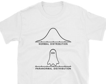 Op de afbeelding: Wit T-shirt met een zwarte afbeelding. De afbeelding toont een klokvormige curve met het opschrift "Normal Distribution" en een spookfiguur met het opschrift "Paranormal Distribution". Het T-shirt heeft een ronde hals en korte mouwen.
