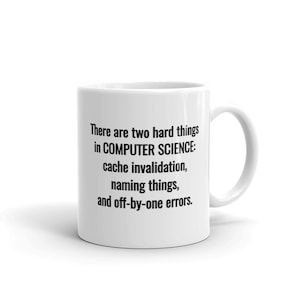Peut inclure: Mug en céramique blanche avec une anse noire. Le mug porte l'inscription : "There are two hard things in COMPUTER SCIENCE: cache invalidation, naming things, and off-by-one errors."