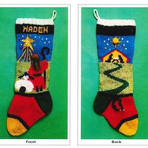 Peut inclure: Une chaussette de Noël en tricot avec un motif vert, rouge et bleu représentant une scène de la Nativité et le nom "Haden". La chaussette est décorée de paillettes dorées et de perles.