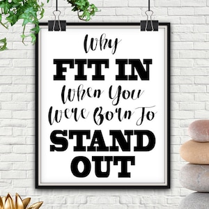 Op de afbeelding: Zwart-witte motiverende quote poster met de tekst "Waarom erbij horen als je geboren bent om uit te blinken".