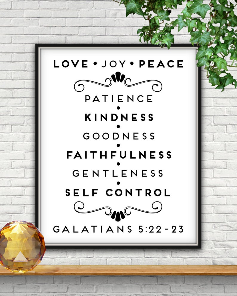 Pu&ograve; includere: Arte da parete stampabile in bianco e nero con il testo "LOVE JOY PEACE" e un elenco di virt&ugrave; da Galati 5:22-23. Il testo &egrave; in un font moderno ed &egrave; incorniciato in una cornice nera.