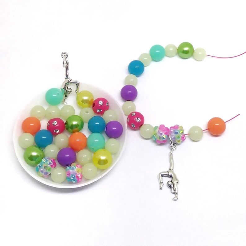 Girls bracelet kits party favors Upgrade your premade bracelet favors to come as fun diy bracelet kits