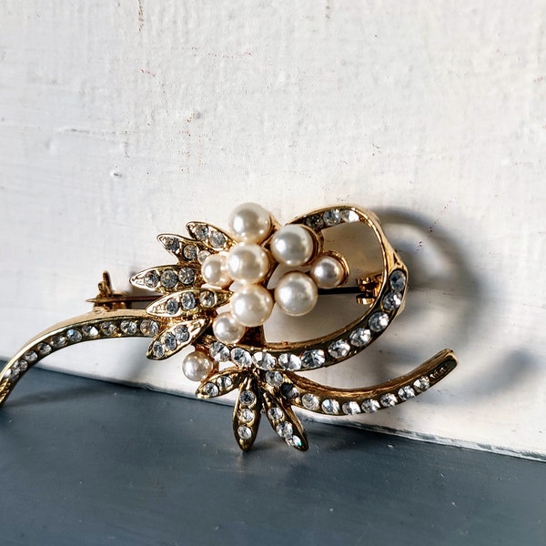 vintage pearl brooch, pearl pin, gold tone and pearl, 30th wedding anniversary gift, gift for her, gift for mum, pretty brooch, faux pearl.
