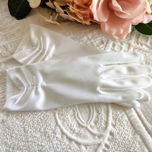 Vintage gloves, short length gloves, white gloves, evening glove, vintage wedding gloves, rockabilly gloves, confirmation gloves, prom glove