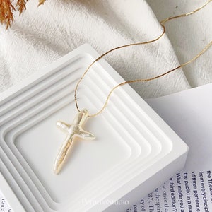 Barokowy naszyjnik z pereł słodkowodnych z krzyżem | Złota / Srebrna biżuteria religijna | Stal tytanowa | Prezenty katolickie | Prezent dla niej | Prezent świąteczny