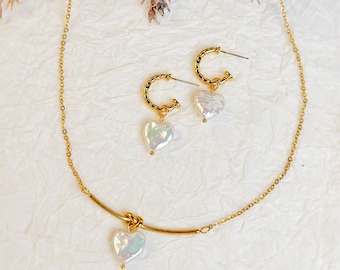 Smyckeset med hjärtformade pärlor: Halsband med guldknut och örhängen med spiral