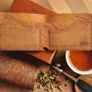 Monedero de cuero bronceado tradicional, minimalista de grano completo bifold para los hombres