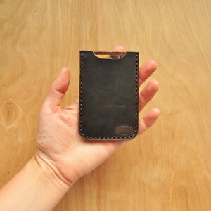 Porta-cartões de couro marrom escuro, couro Horween grosso, design minimalista