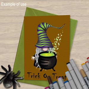 K&ouml;nnte beinhalten: Eine Halloween-Gru&szlig;karte mit einem Wichtel mit gr&uuml;n-lila gestreiftem Hut, der einen brodelnden Kessel umr&uuml;hrt. Die Karte tr&auml;gt den Text "Trick or Treat" auf braunem Hintergrund, mit einem gr&uuml;nen Umschlag.
