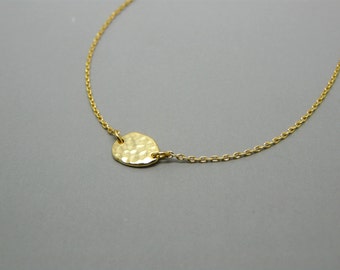 Zarte Goldene Halskette, gehämmert Scheibe, minimalistische Halskette, jeden Tag Halskette, zierlichen gold Schmuck, Layering Kette