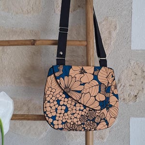 Bolso tipo cartera de lona con estampado de hojas