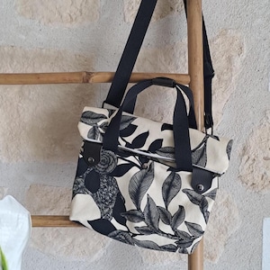 Camellia – Wandelbare Umhängetasche in Schwarz und Beige