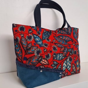 Large red canvas bag printed with leaves Women's shopping bag carried on the shoulder Unique model image 3