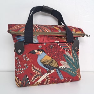 Burgunderrote, wandelbare Schultertasche mit tropischem Print