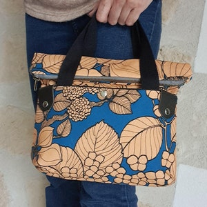 Wandelbare Umhängetasche mit Blätterprint