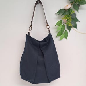 Sac hobo lin marine avec anse en cuir et pli central
