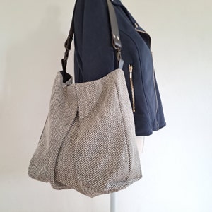 Sac hobo toile tissé damier noir et blanc avec anse en cuir marron - sac hobo en toile -  Sac minimaliste avec pli central